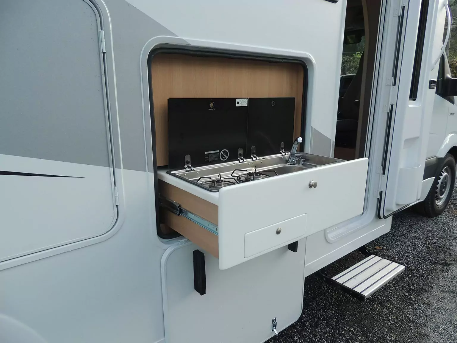 Exterior motorhome Capela Estrella Mobil branco e cinza cozinha externa