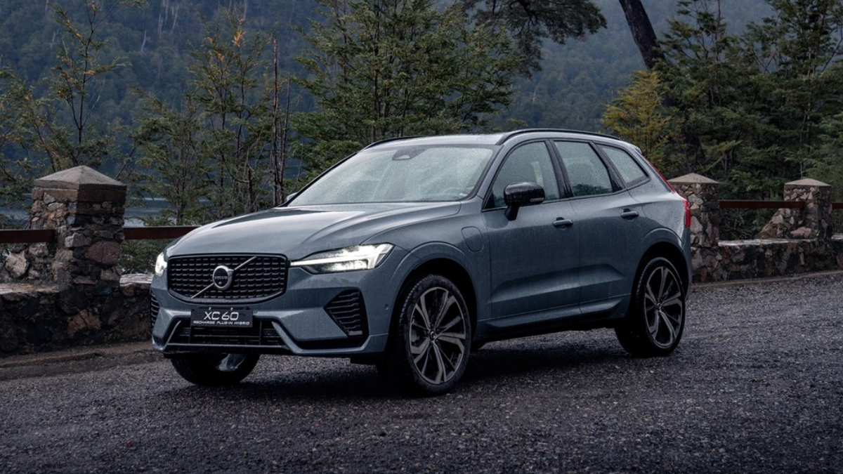 Volvo XC60 não muda muito, mas agrega recursos tecnológicos à linha 2024