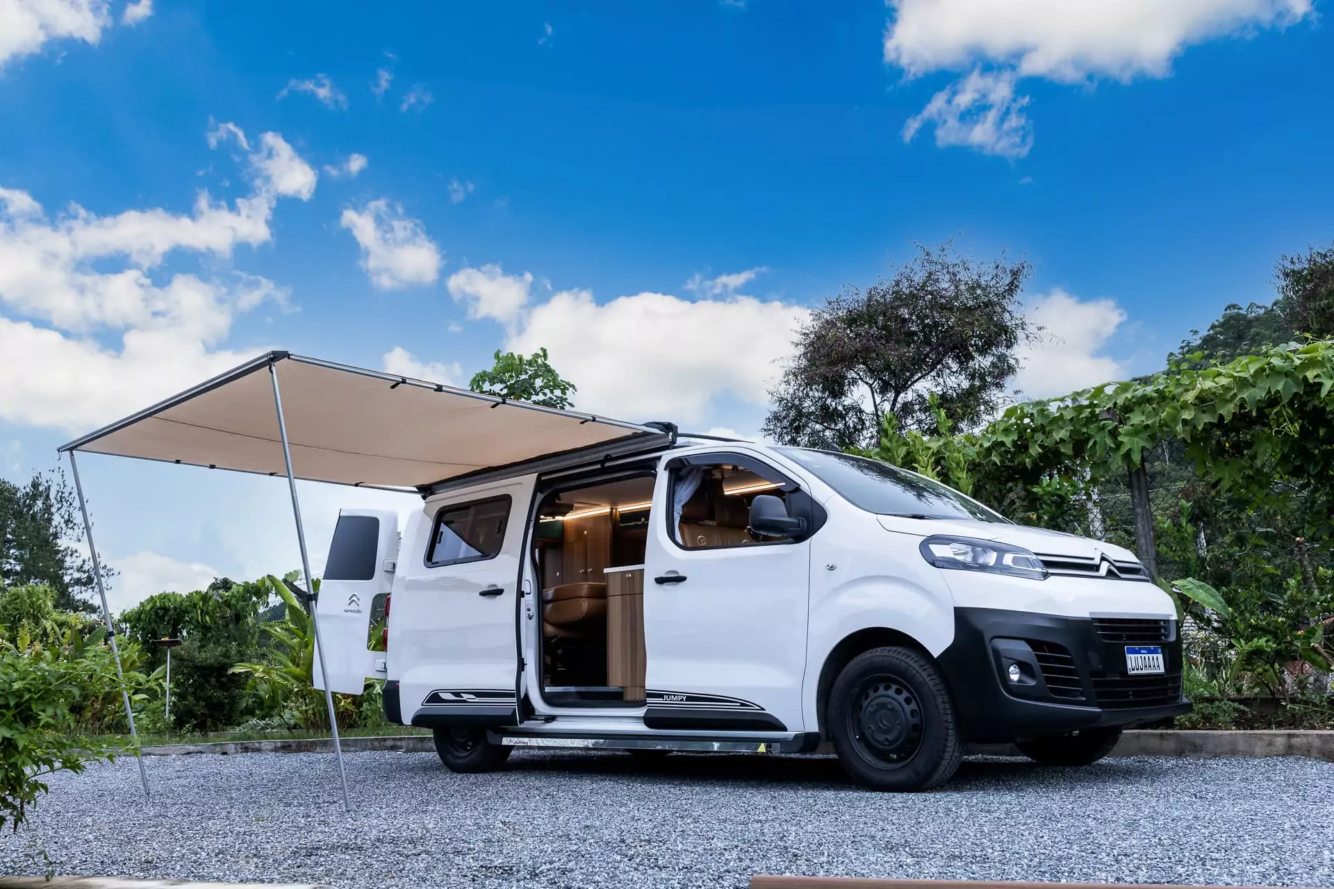 Exterior motorhome Comet Estrella Mobil branco lateral com toldo aberto