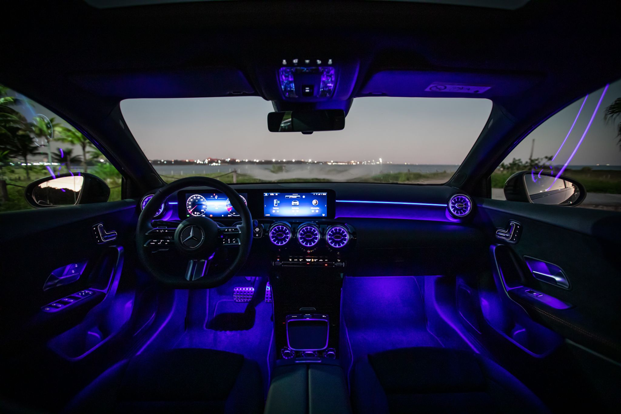 Interior com LED azul aceso do Mercedes A200 AMG Line