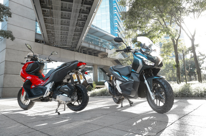 Honda ADV 2024 scooter em duas cores