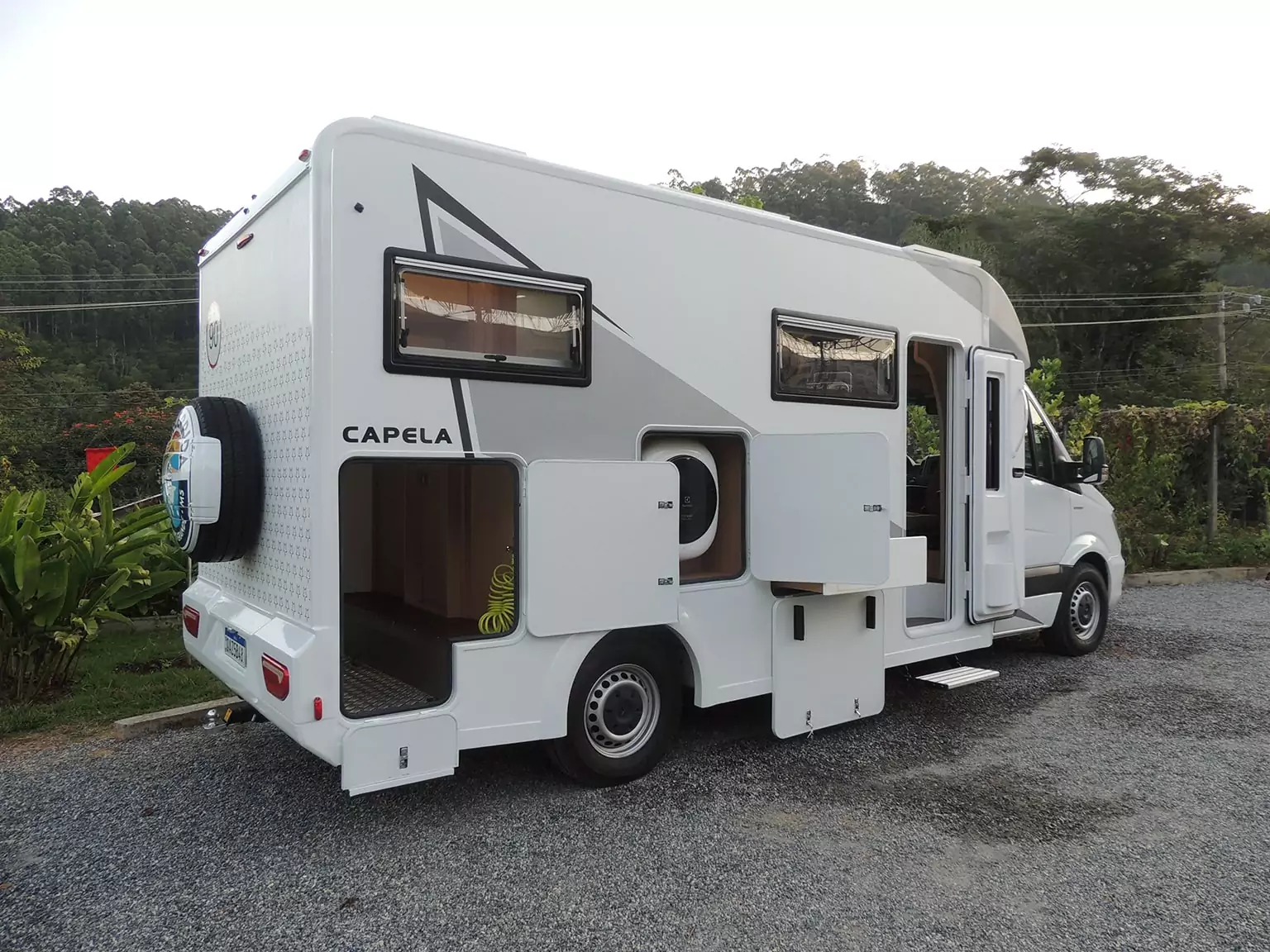 Exterior motorhome Capela Estrella Mobil branco e cinza aberto