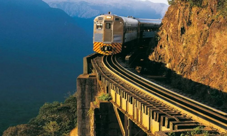 Trem de passageiros ficou preso por causa do ciclone