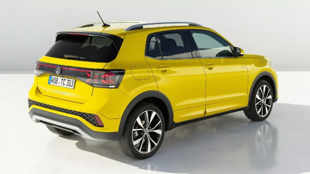 Volkswagen T-Cross 2024 amarelo neon vista traseira lateral; para matéria sobre a reestilização do SUV alemão