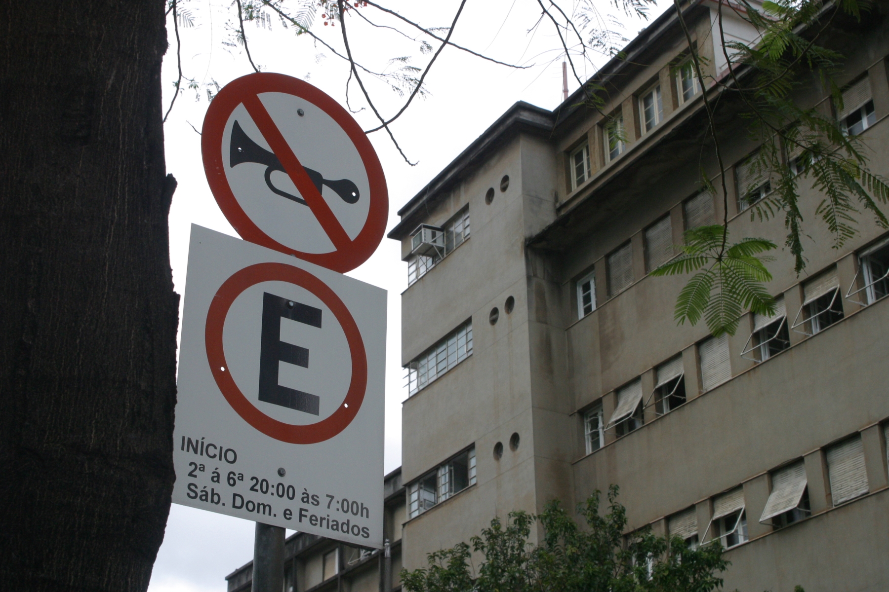 placa de sinalizacao que indica que e proibido buzinar em area hospitalar