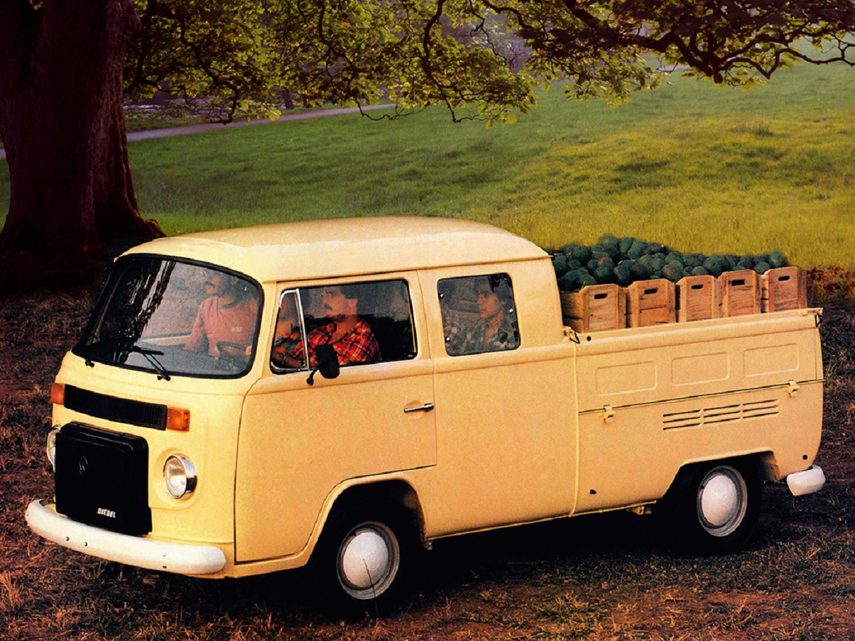 Volkswagen Kombi Pickup cabine dupla bege de frente estacionada