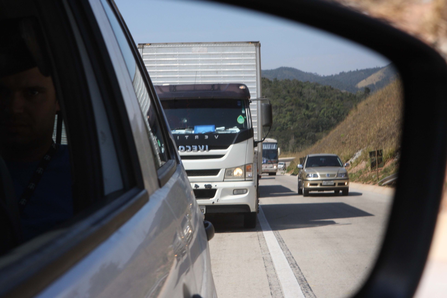 ultrapassagem pelo acostamento vw gol dourado e onibus passando pelo acostamento em movimento