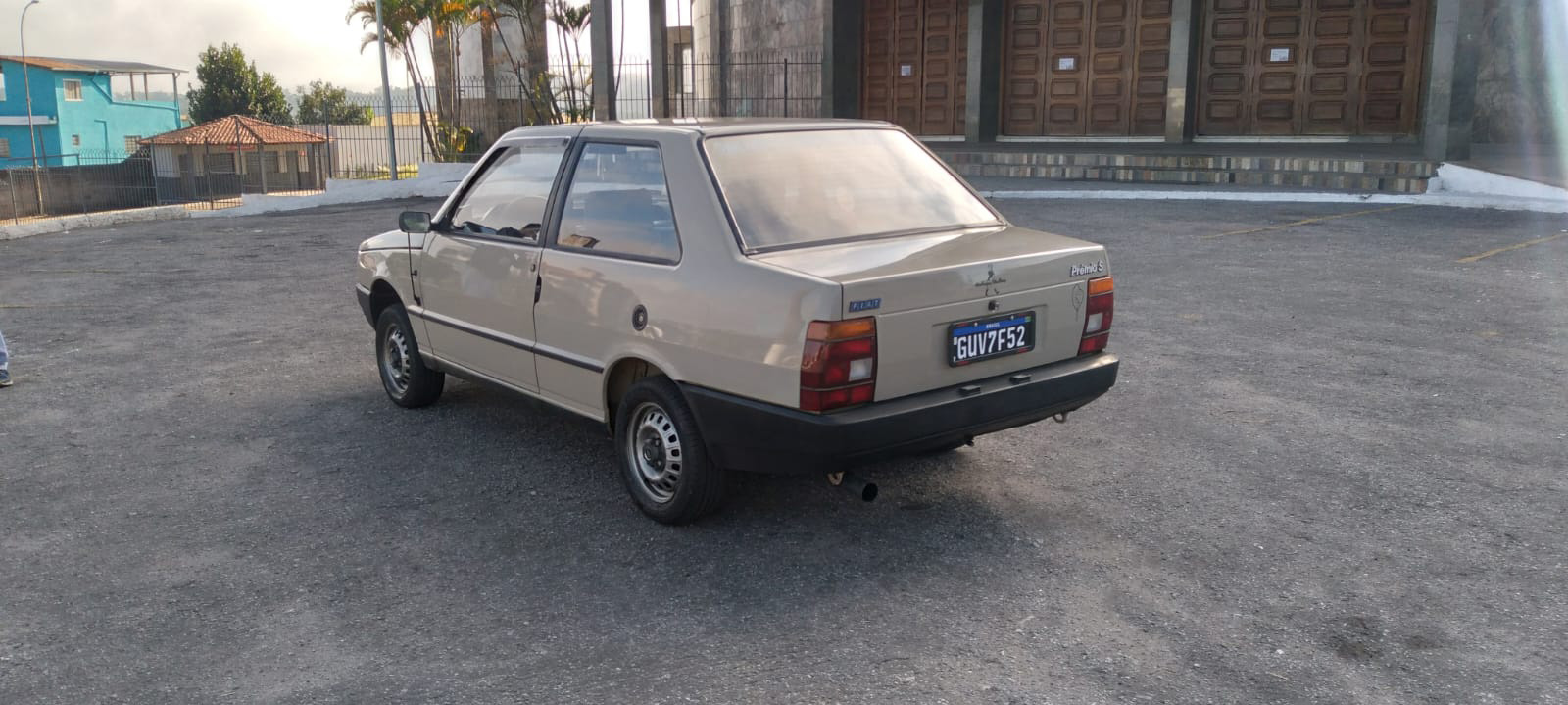Fiat Prêmio 1986 de traseira estacionado