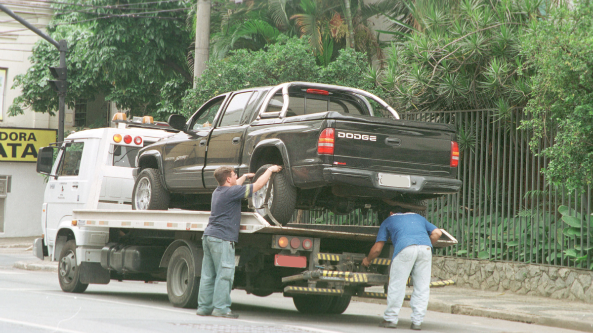 Carros que estiverem bloqueando a via serão rebocados para o pátio