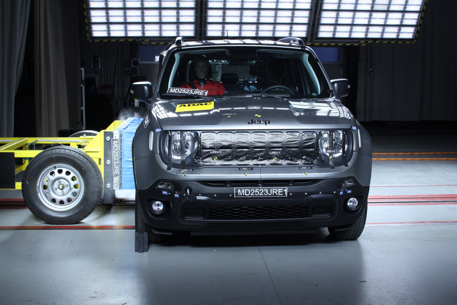 Teste de impacto lateral do Latin NCAP com o Jeep Renegade.