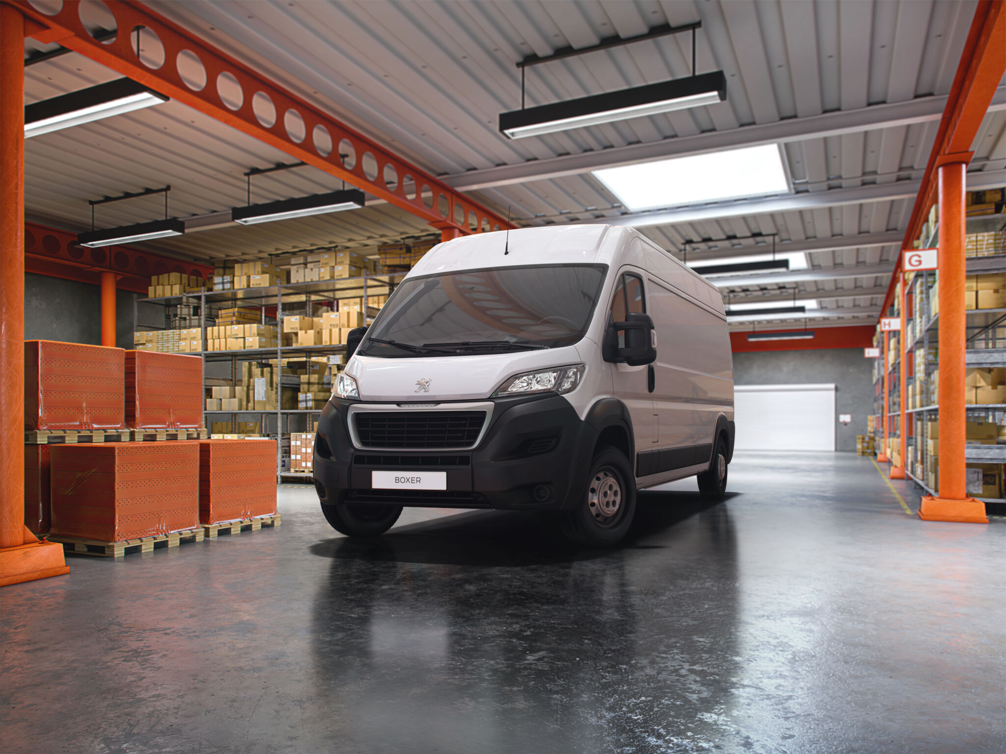 Nova Peugeot Boxer Cargo branca em ambiente industrial