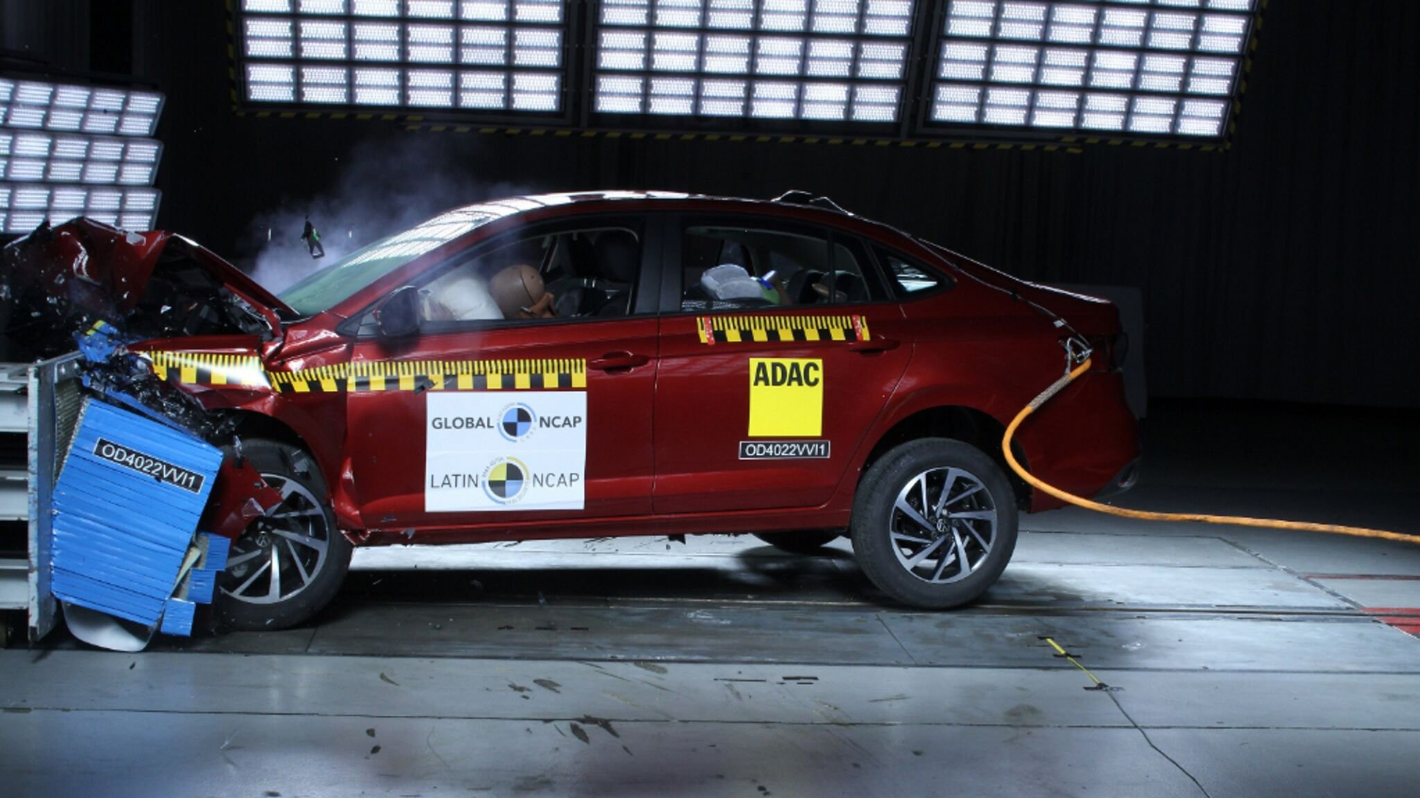 No teste de impacto frontal a proteção oferecida à cabeça e pescoço do motorista e passageiro foi considerada boa