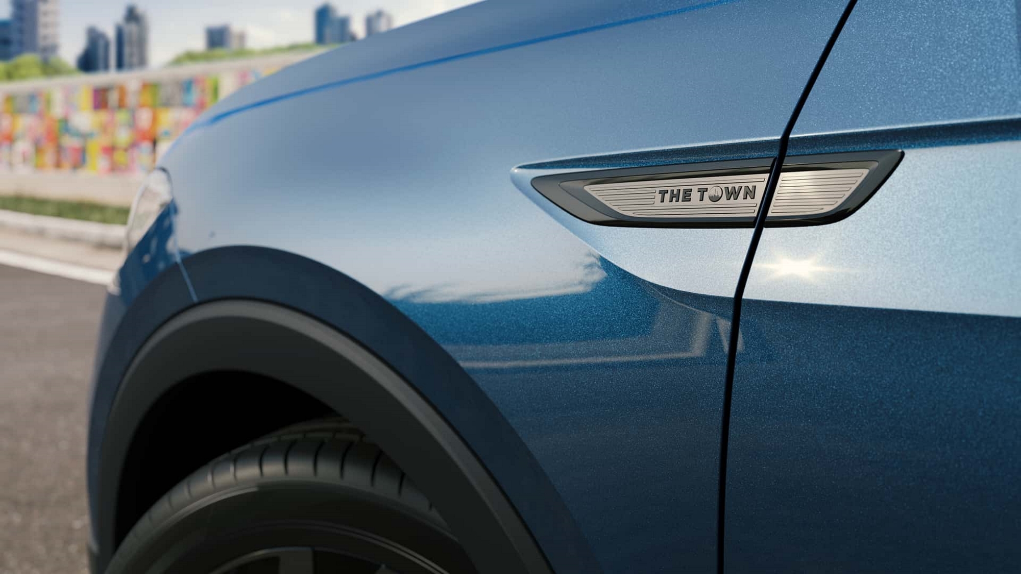 2024 Volkswagen T City Crossover Dettagli blu sul lato rigido in studio