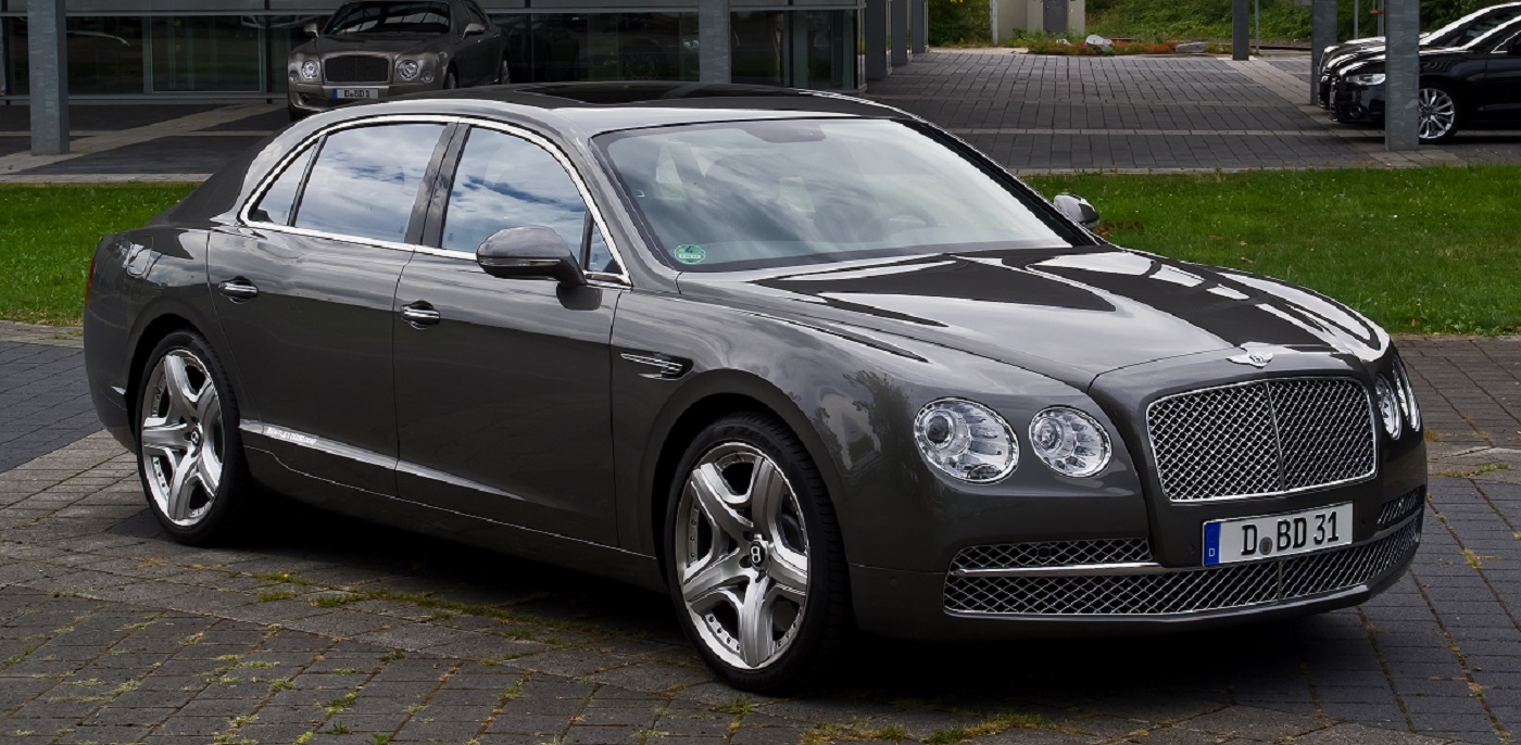 Bentley Continental Flying Spur visto da diagonal frontal.