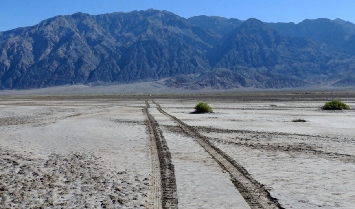 Chevrolet Malibu atravessa o Vale da Morte… E a história não acabou nada bem