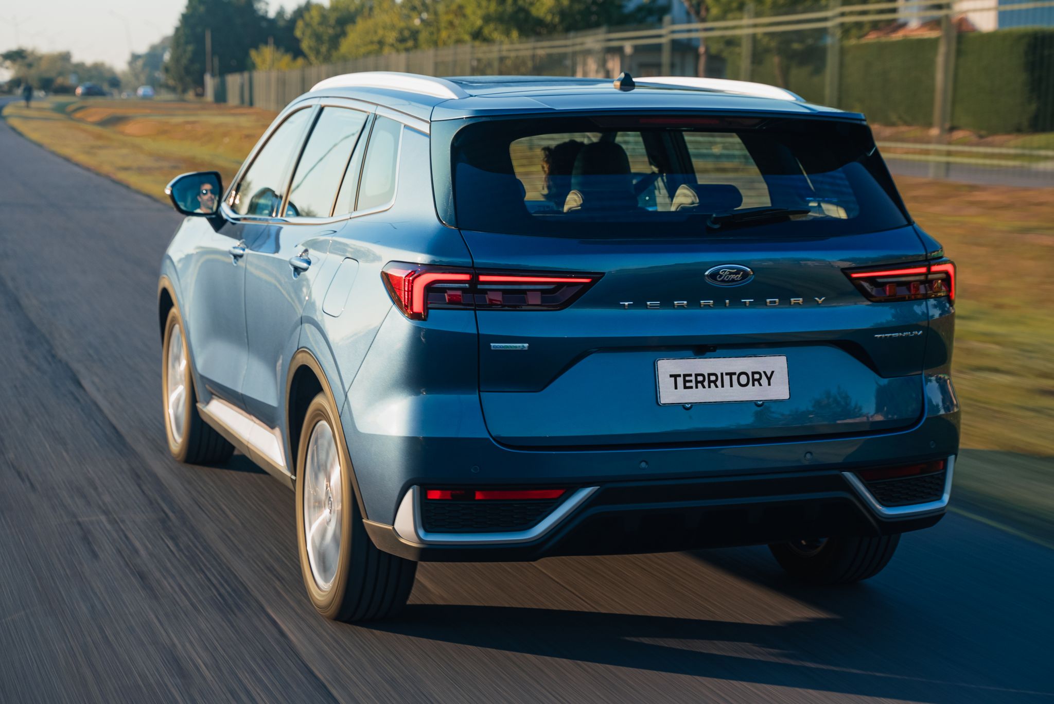 novo ford territory 2024 azul de traseira