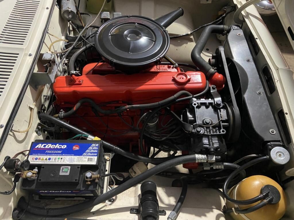 chevrolet opala 4100 modelo 1975 bege cofre do motor seis cilindros na garagem