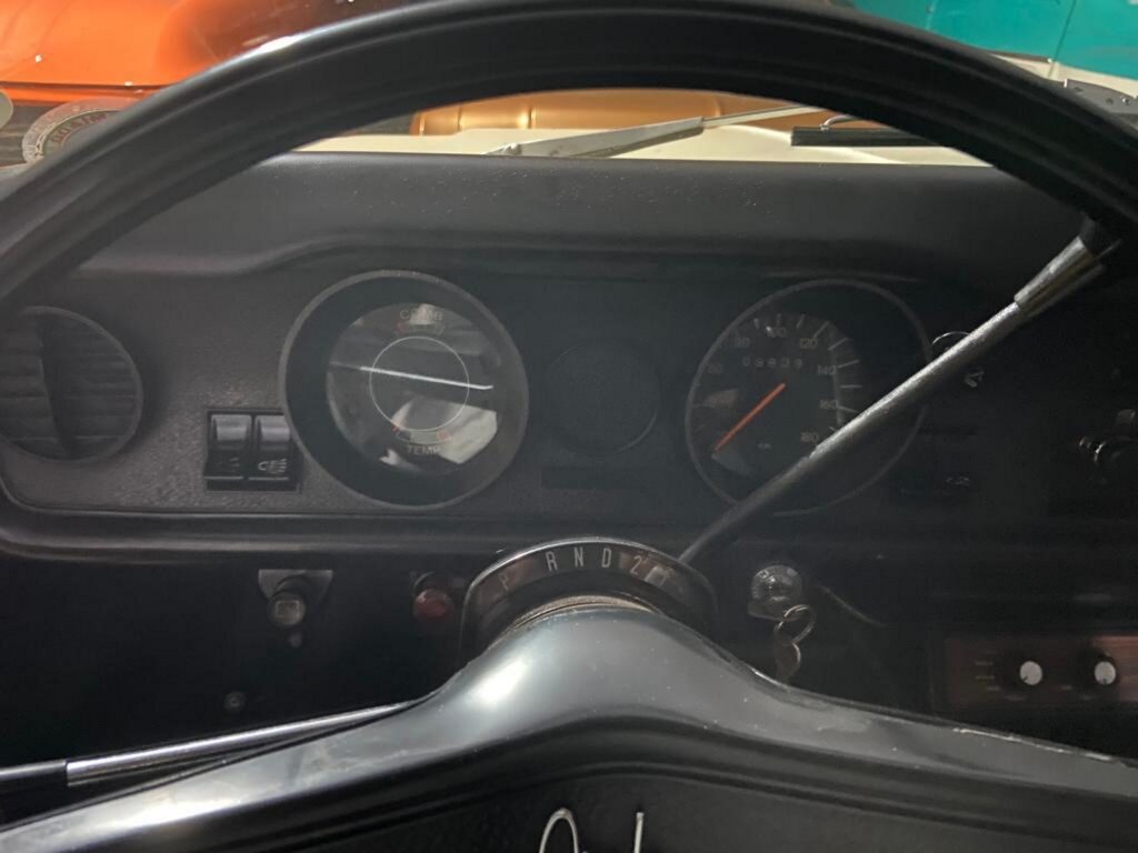chevrolet opala 4100 modelo 1975 bege interior volante e painel na garagem