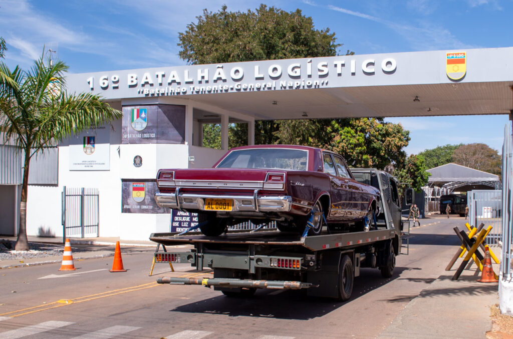 Ford Galaxie 500 sendo levado ao 6º Batalhão Logístico. Veículo pertenceu a Juscelino Kubitschek.