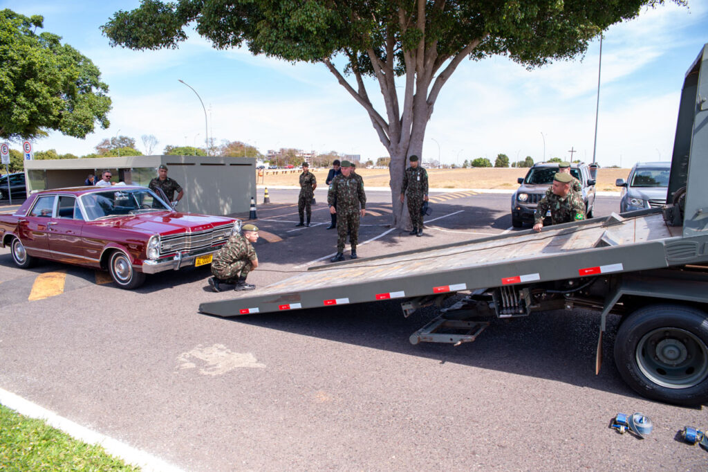 Ford Galaxie 500 sendo retirado do Memorial JK.