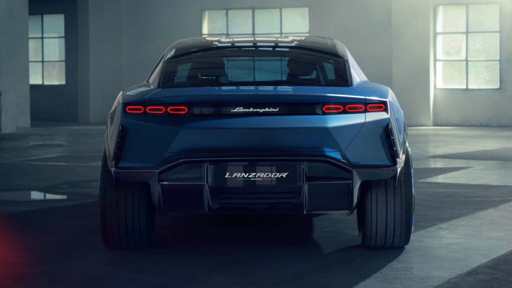 Lamborghini Lanzador azul vista de trás. O primeiro carro 100% elétrico da marca.