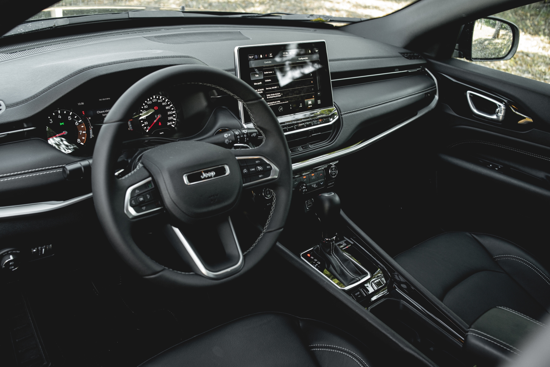 Sistema Multimídia do Jeep Compass 1.3 turbo modelo 2012; para matéria de cuidados com o carro em dias de calor extremo.