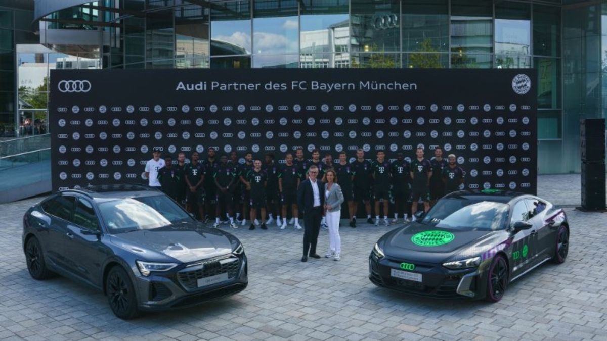 Time de futebol do Bayern München com carros da Audi patrocinadora