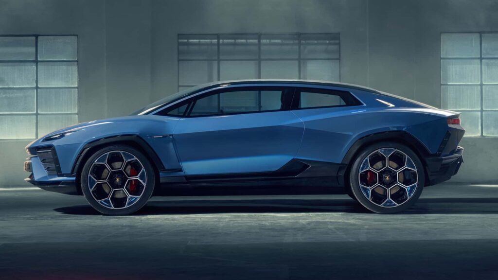 Lamborghini Lanzador azul vista de lado. O primeiro carro 100% elétrico da marca.