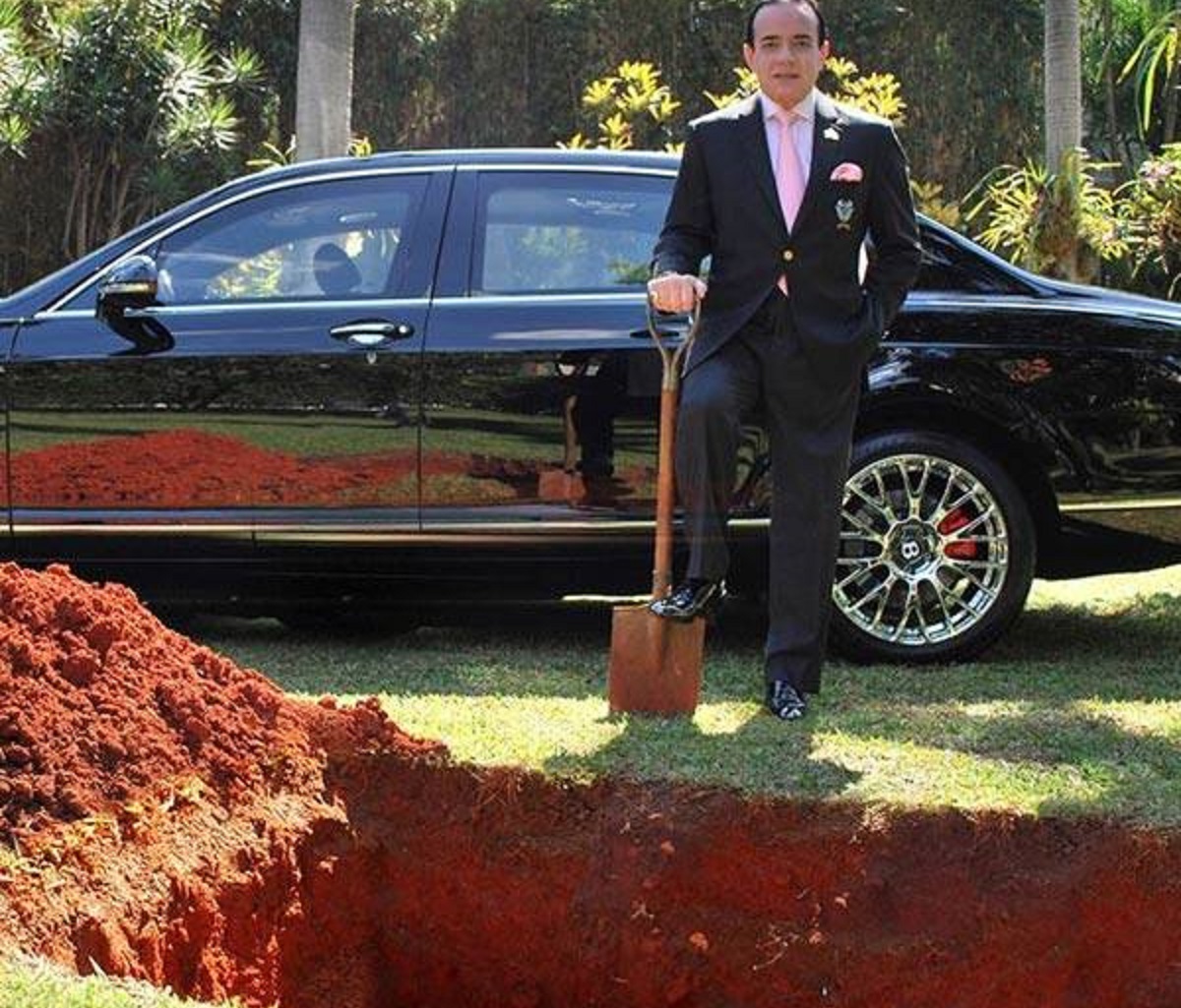 Chiquinho Scarpa em frente à cova que receberia o Bentley Continental. Ação fez parte de campanha para doação de órgãos.