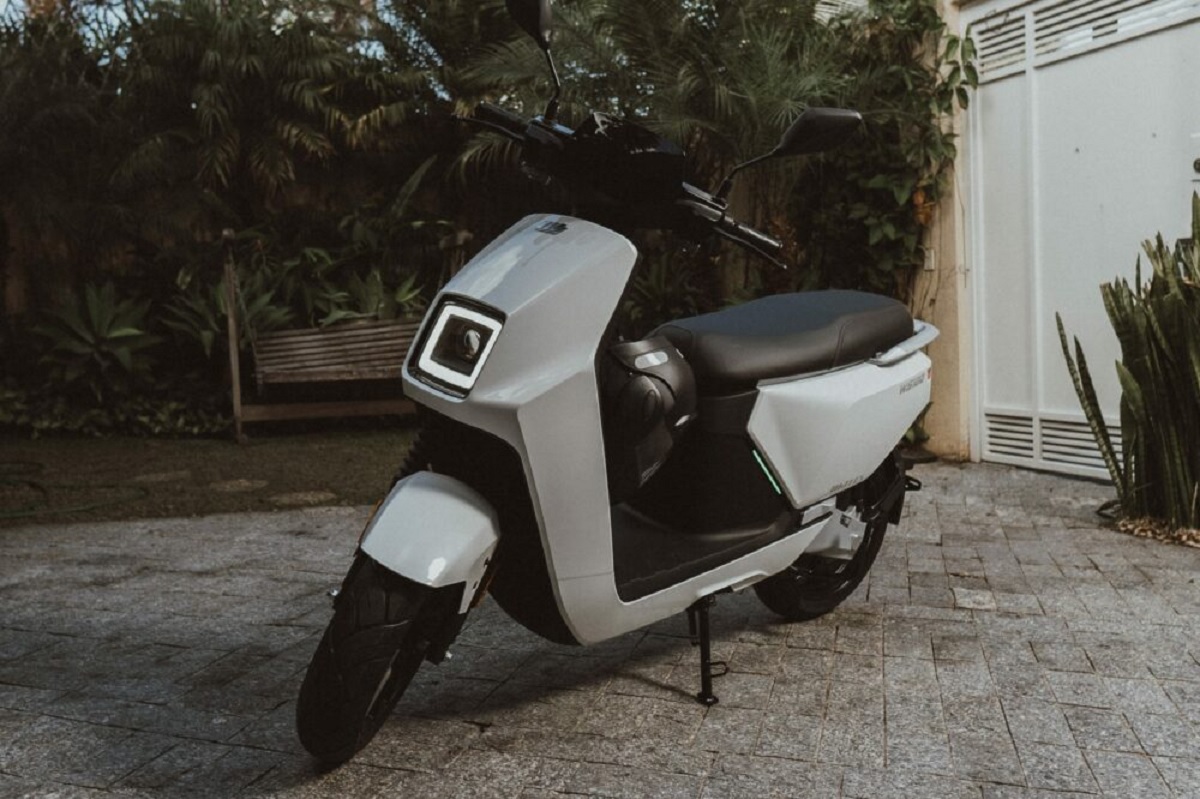 Scooter elétrico Watts WS120 branco estacionado visto de frente