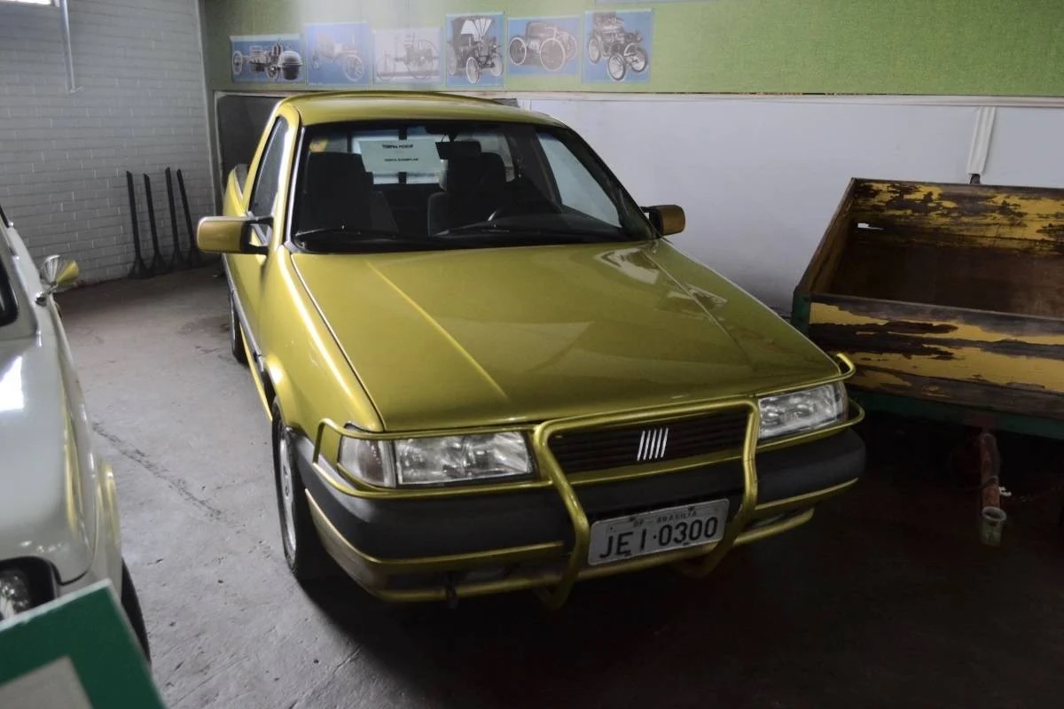 Fiat Tempra pick up dourada de frente