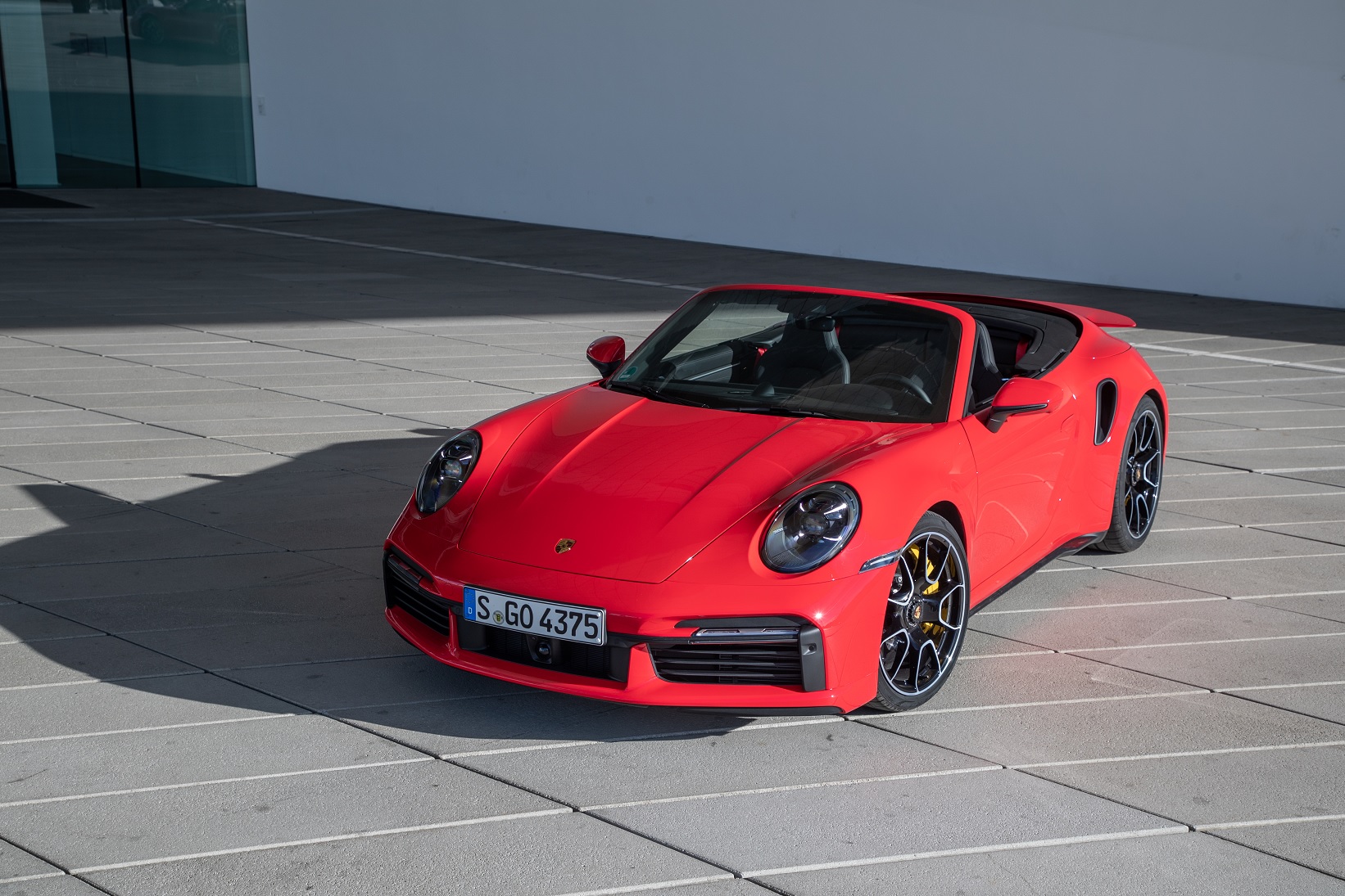 Porsche Carrera Turbo S Cabriolet vermelho de frente