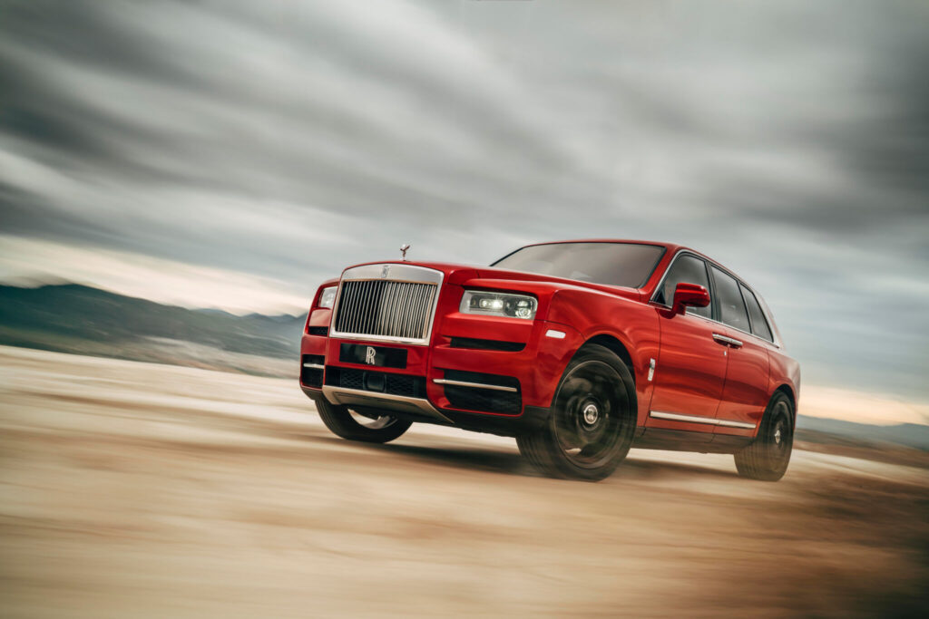 Rolls-Royce Cullinan vermelho visto da diagonal frontal. 