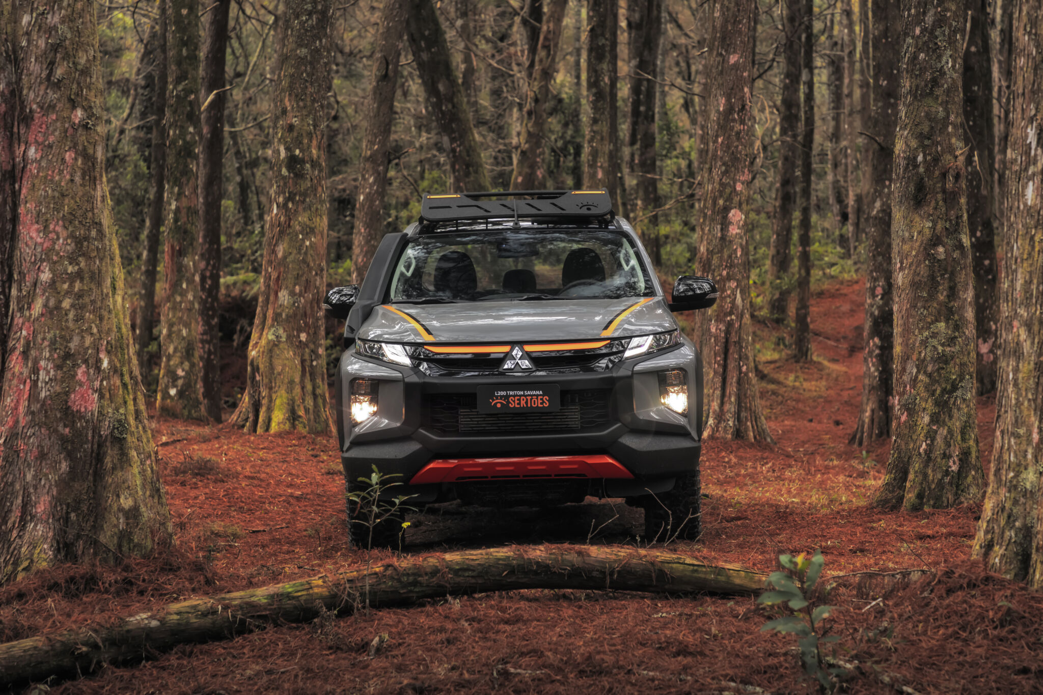 Mitsubishi L200 Triton Savana Sertões vista cinza e laranja frontal, em homenagem a Rally 