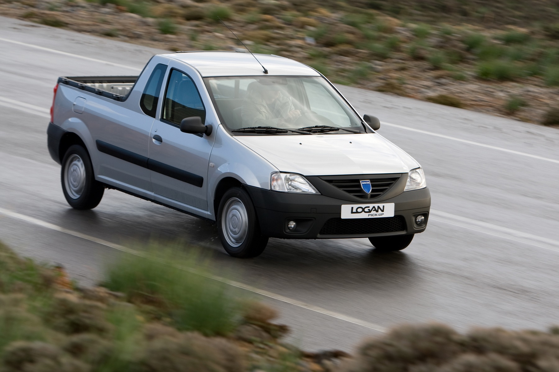 Dacia Logan Pick-up prata de frente em movimento