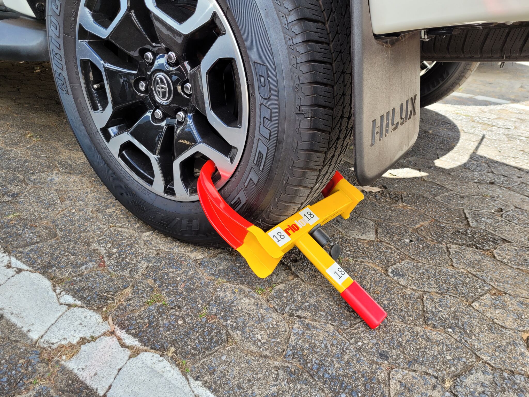 Trava de roda é usada exclusivamente para proteger a Toyota Hilux