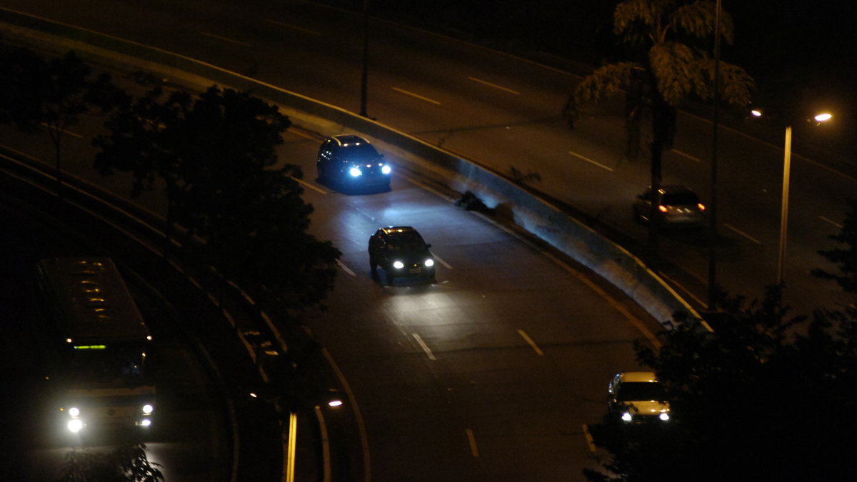 Modificações nas luzes externas dos carros devem estar dentro da regulação pela lei.