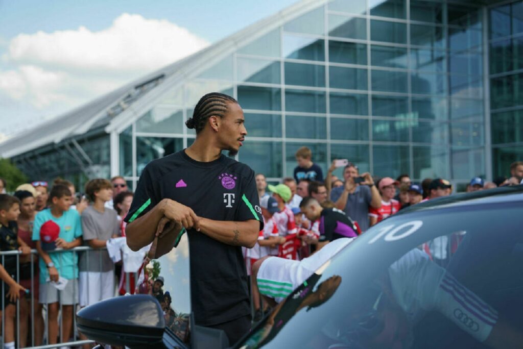 Jogador do Bayern de Munique saindo de carro Audi.