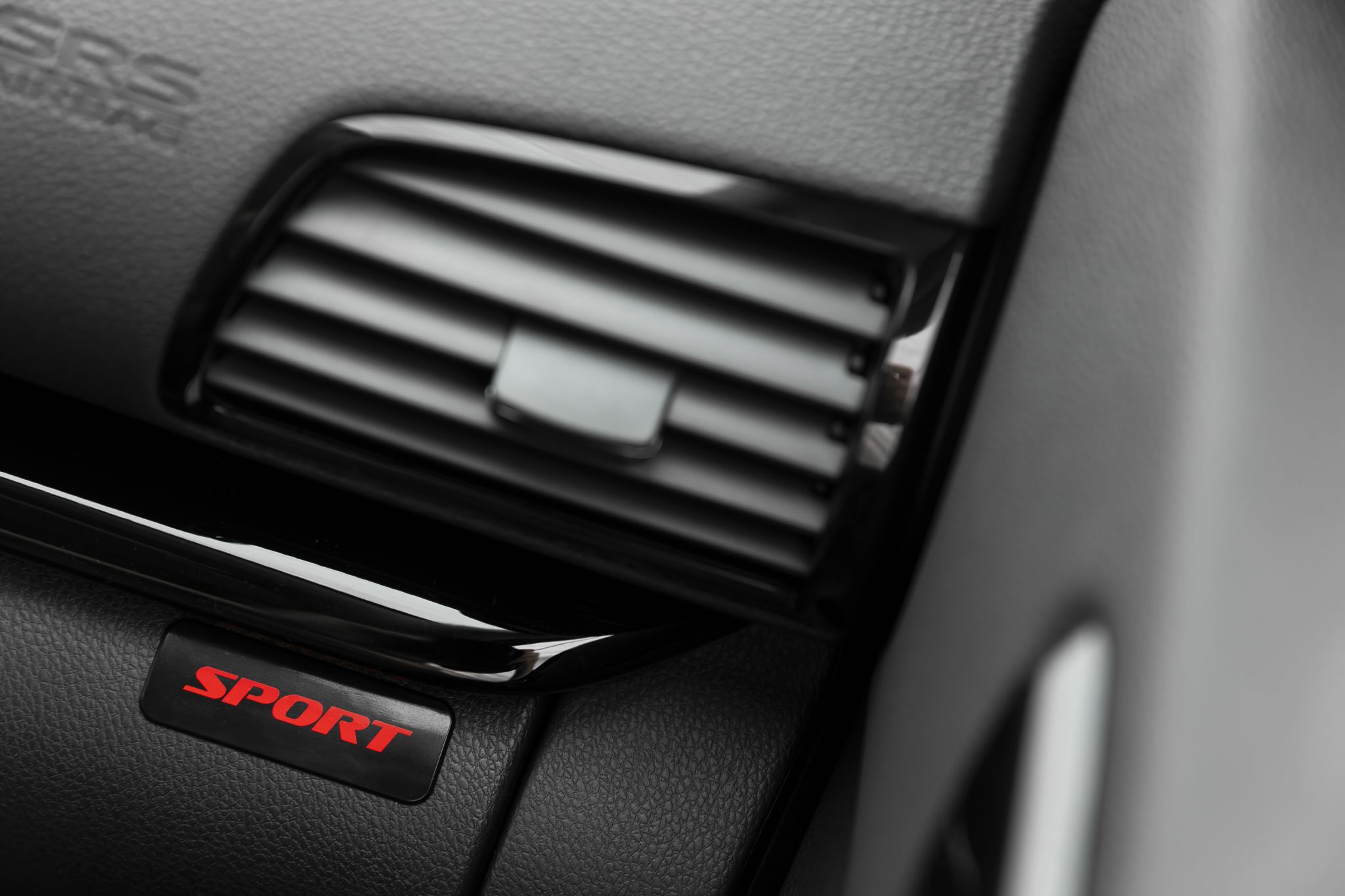 Plaqueta sport exclusiva do interior da nova versão do Mitsubishi eclipse cross sport 