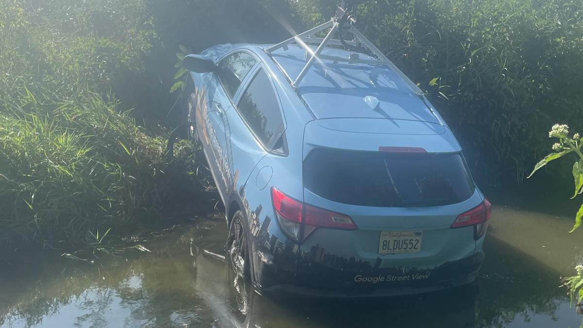 Motorista conduzia o veículo em alta velocidade e acabou dentro de riacho nos EUA