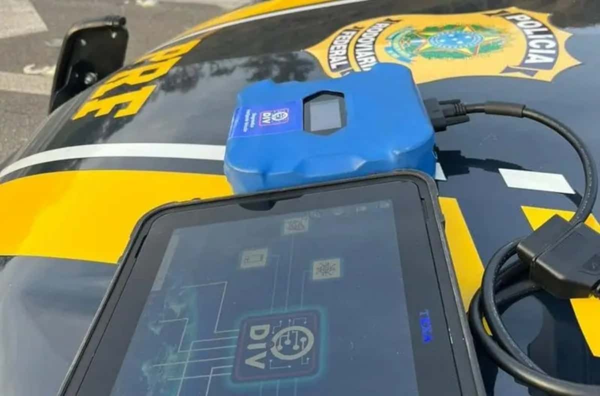 Scanner da polícia detecta itens ilegais no carro