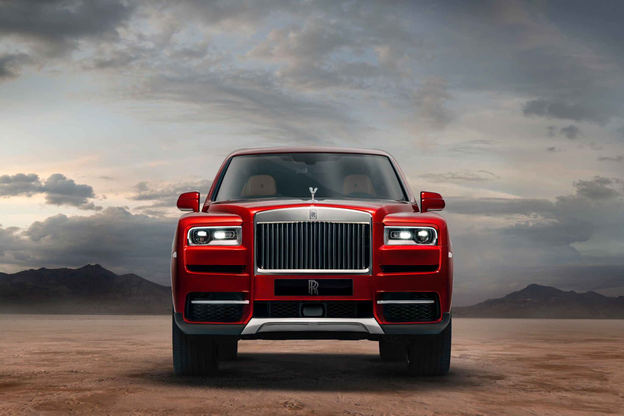 Rolls-Royce Cullinan vermelho visto de frente. O novo SUV da Toyota baseado no Century será concorrente deste Rolls-Royce Cullinan.