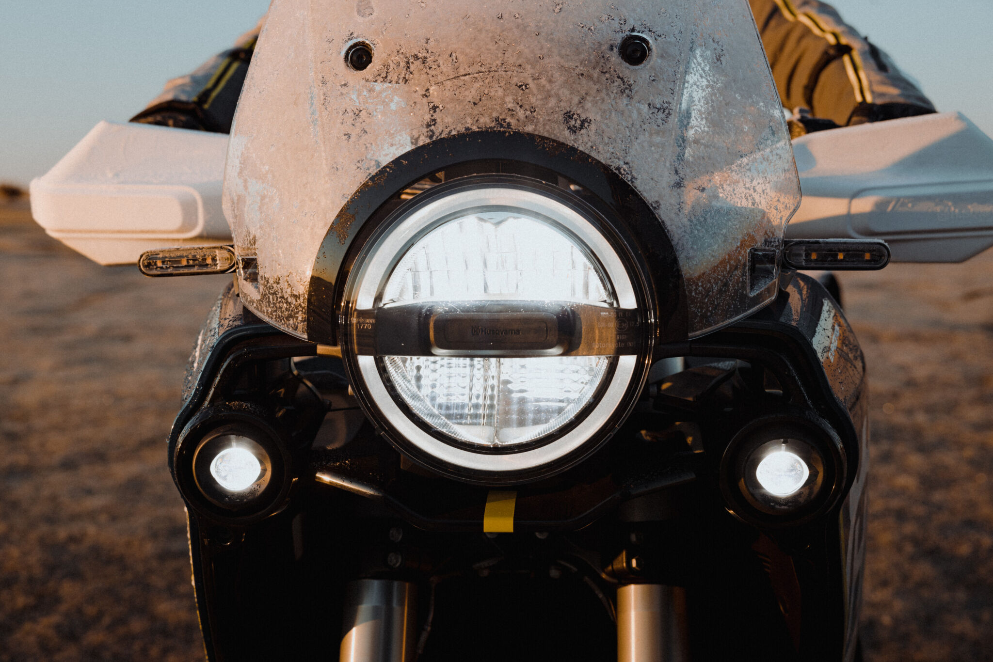 Detalhe do farol da moto Husqvarna Norden 901 Expedition