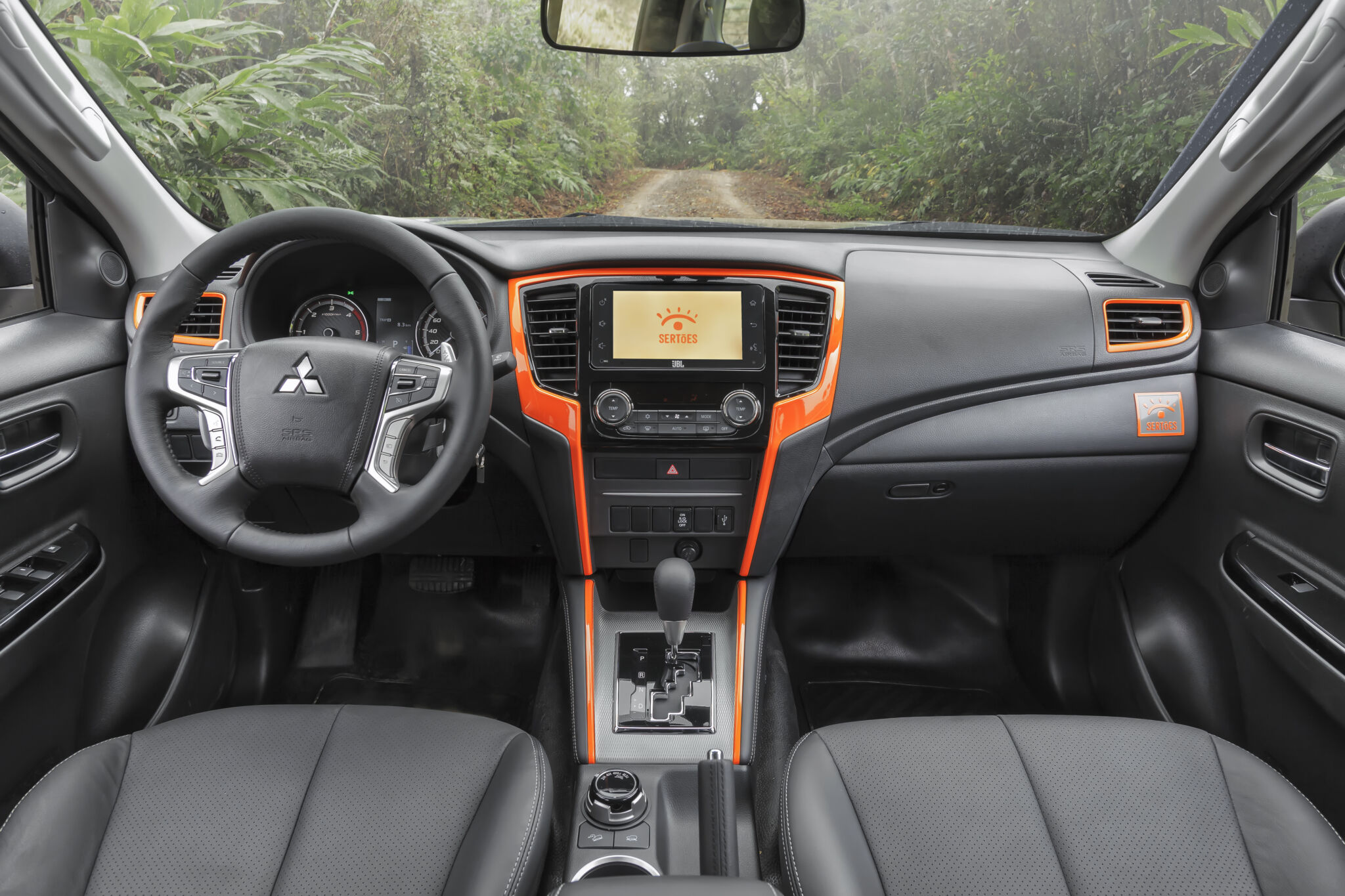 Picape Mitsubishi L200 Triton Savana Sertões vista cinza e laranja, em homenagem a Rally 