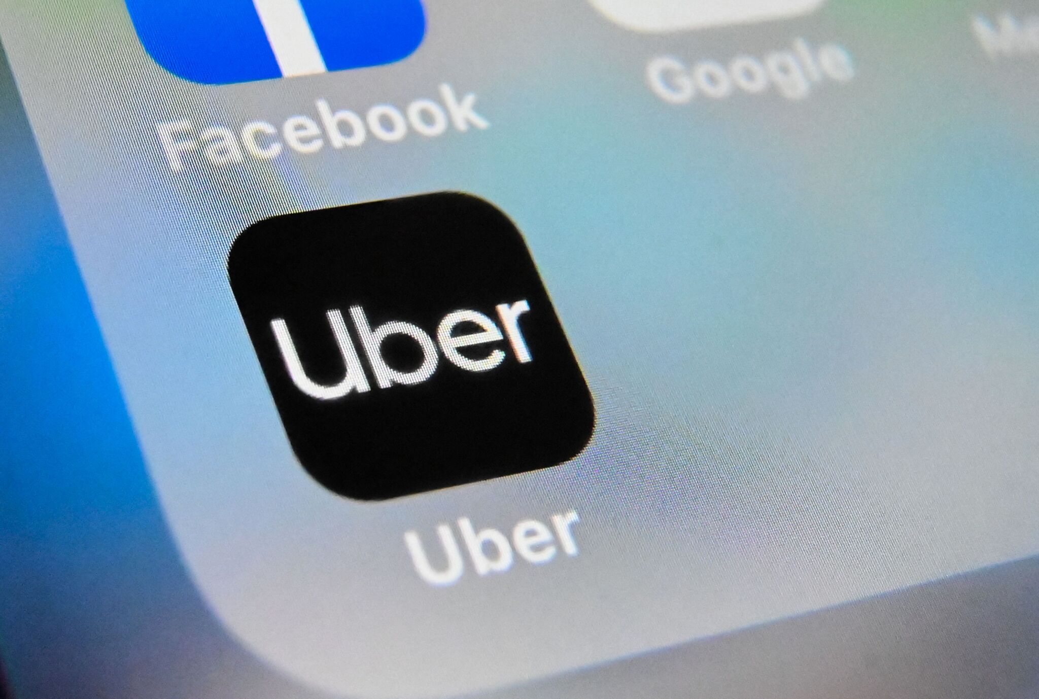Uber é condenada a contratar motoristas e a pagar multa de R$ 1 bi; entenda a polêmica