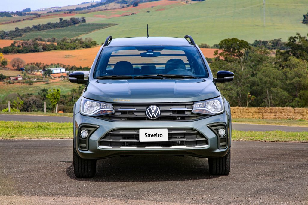Volkswagen Saveiro 2024 Extreme de frente; caminhonete passou por reestilização.