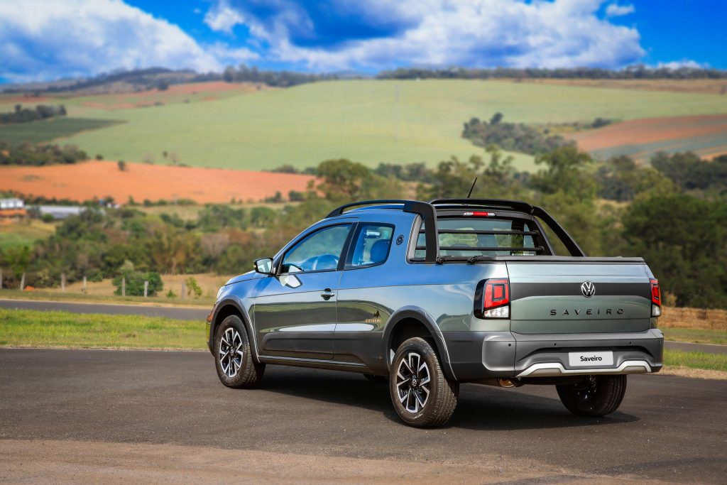 Volkswagen Saveiro 2024 Extreme de traseira; caminhonete passou por reestilização.