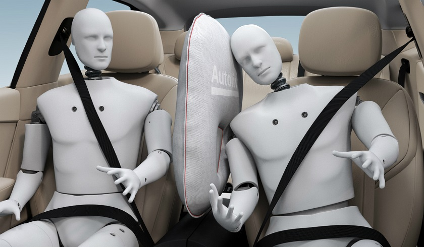 dummies em carro com airbag central ou bolsa inflável inflado para segurança