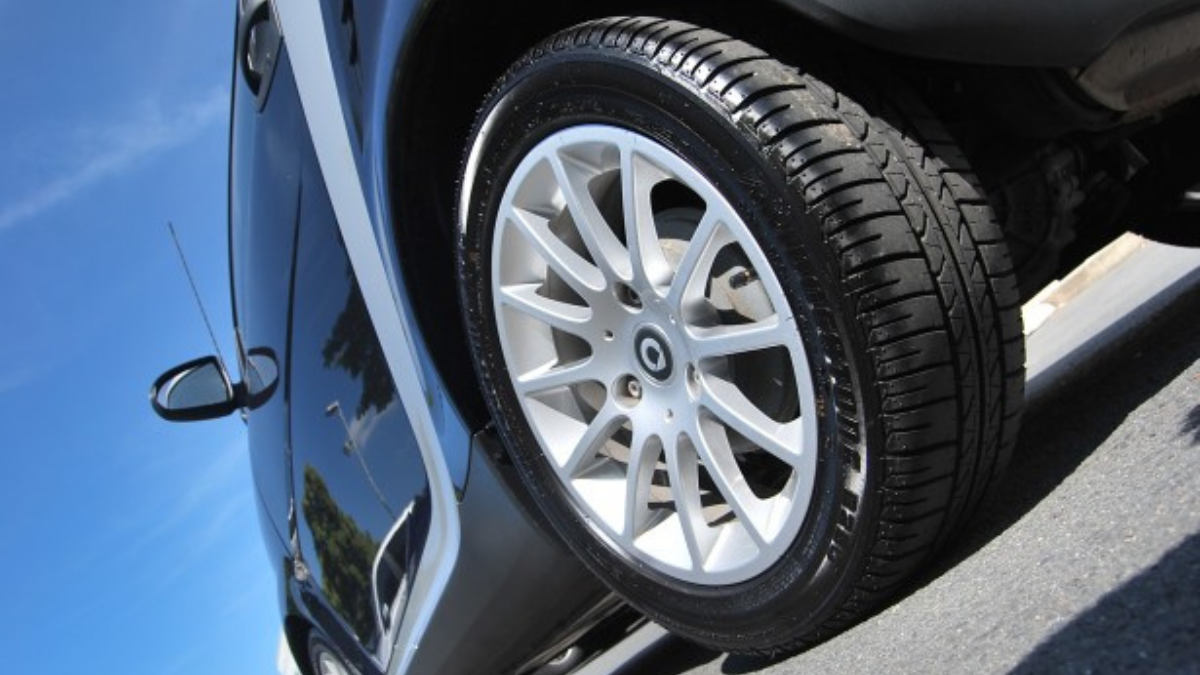 As ranhuras do pneu são essenciais para evitar aquaplanagem na pista e nas estradas