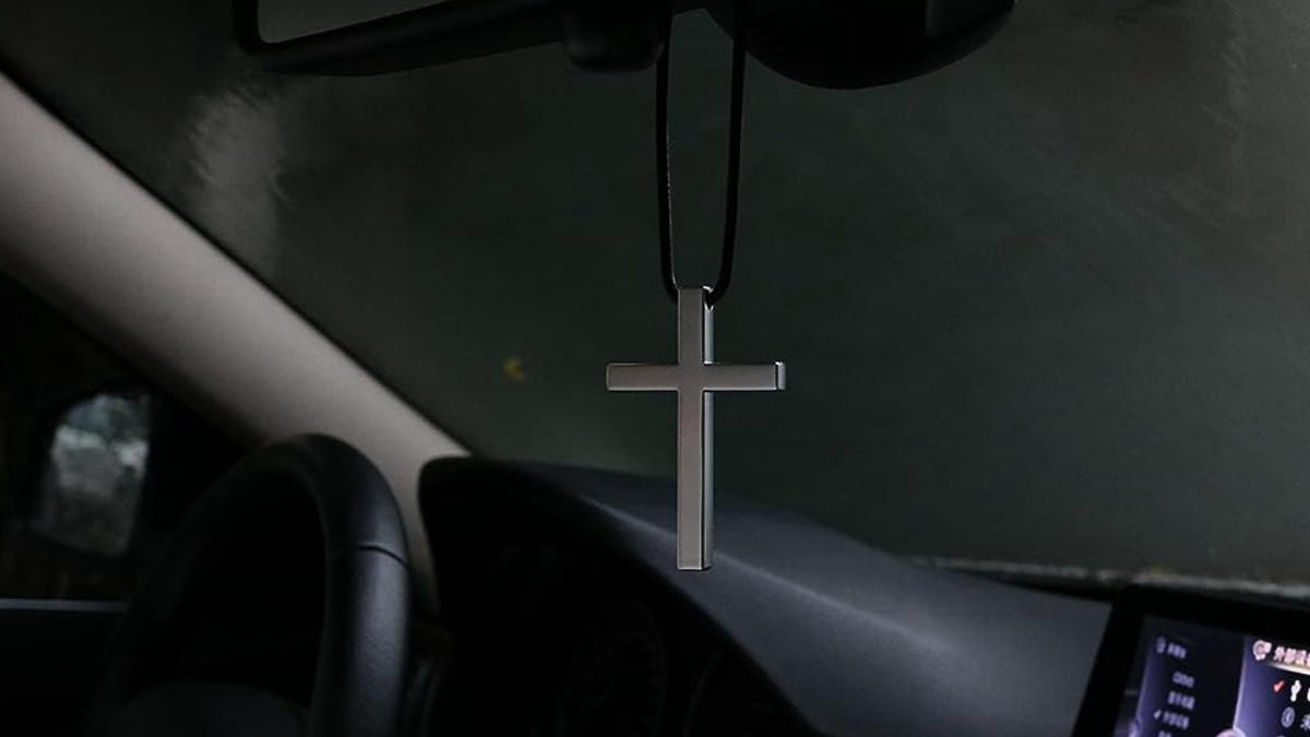 cruz dependurada em retrovisor